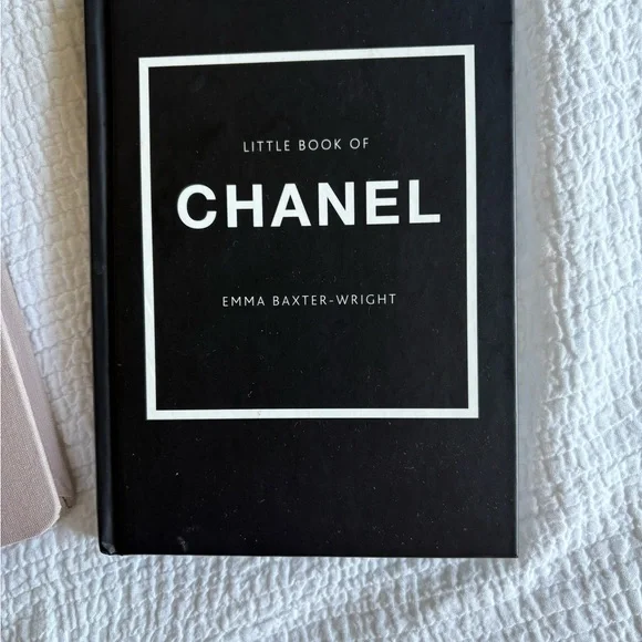 CHANEL Fashion Book Set in Pink and Black - Picture 4 of 6